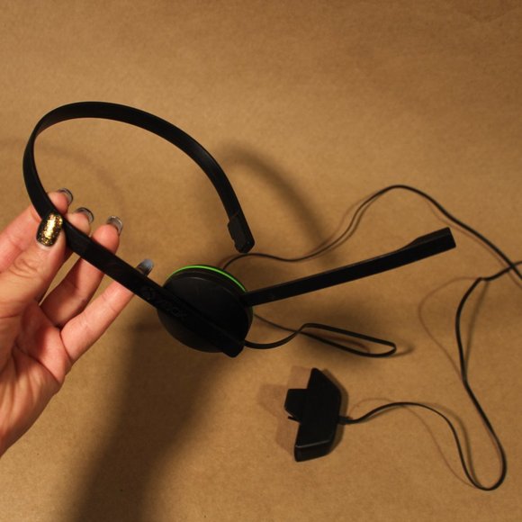 2 Microsoft Xbox One Chat Headsets - Picture 4 of 9